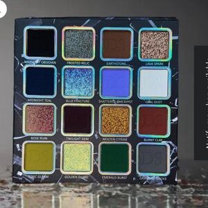 Dede Signature Cosmetics Broken Jewels Pressed Pigment palette